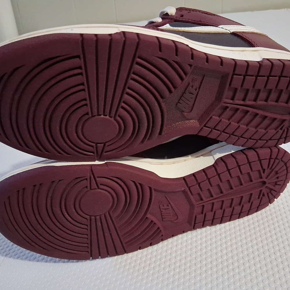 Nike Burgundy and Black Athletic Shoes - Picture 7 of 9